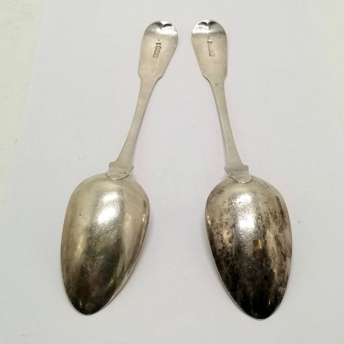 890 - Pair of Georgian Scottish silver fiddle pattern table spoons Edinburgh 1822 by Andrew Wilkie 23cm lo... 