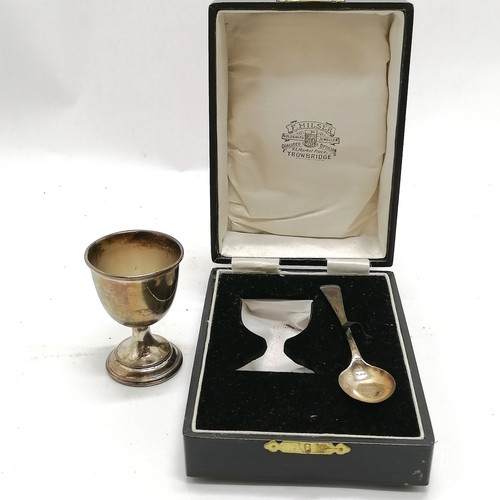 926 - Cased silver egg cup (6.5cm) & spoon set - 37g total ~ slight mark to case otherwise no obvious dama... 