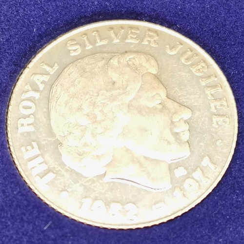 123 - 1977 Queens silver jubilee 9ct hallmarked gold commemorative medallion - 2.5g