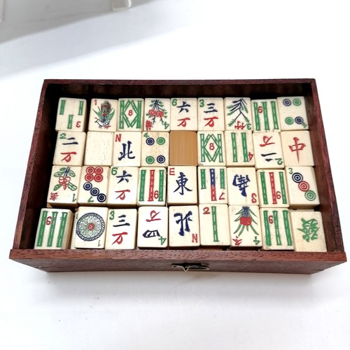 133 - Complete bone / bamboo mahjong set (144 tiles - 2.7cm x 1.9cm) t/w bone Chinese domino sticks etc in... 