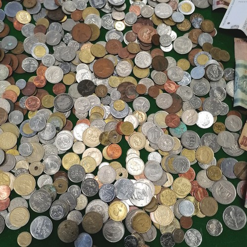 157 - Large quantity of world coins incl. US dollars, East Africa 10 cents, Rhodesia and Nayasaland 1 penn... 