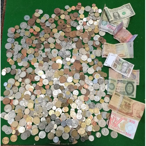 157 - Large quantity of world coins incl. US dollars, East Africa 10 cents, Rhodesia and Nayasaland 1 penn... 