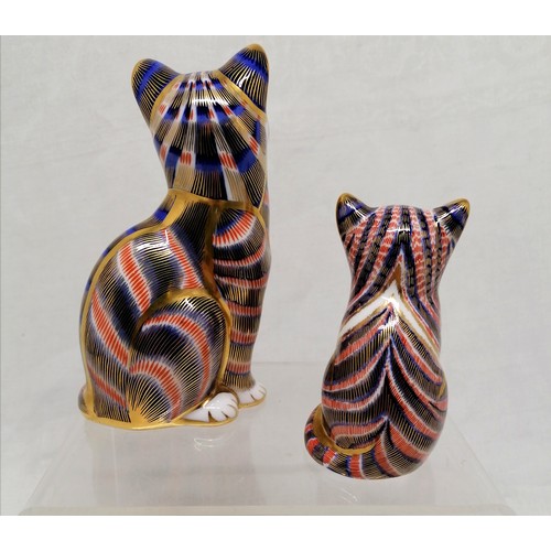 310 - Royal Crown Derby cat + kitten paperweights - tallest 12.5cm & no obvious damage