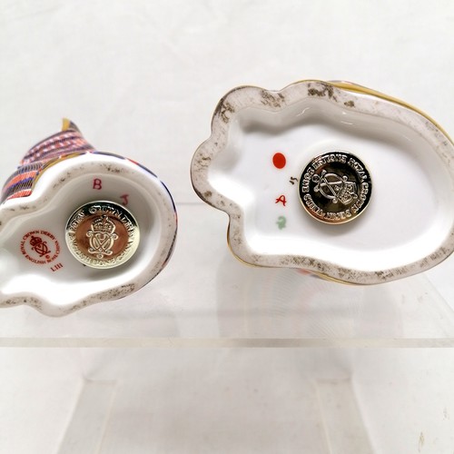 310 - Royal Crown Derby cat + kitten paperweights - tallest 12.5cm & no obvious damage