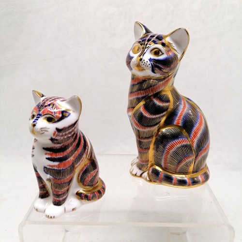 310 - Royal Crown Derby cat + kitten paperweights - tallest 12.5cm & no obvious damage