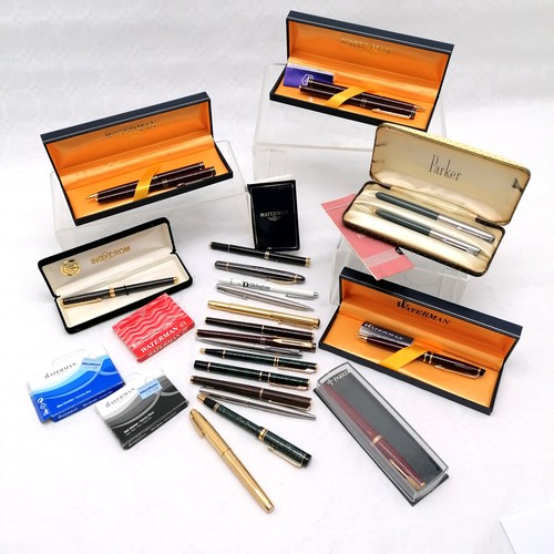 426 - Collection of fountain pens and ballpoint pens, 5 in original boxes, some being Watermans, Parker et... 