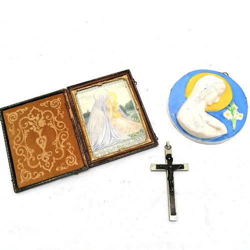 430 - An Italian Ceramic Plaque, t/w a a cased print of Madonna and child ( case A/F) and a crucifix 10 cm... 