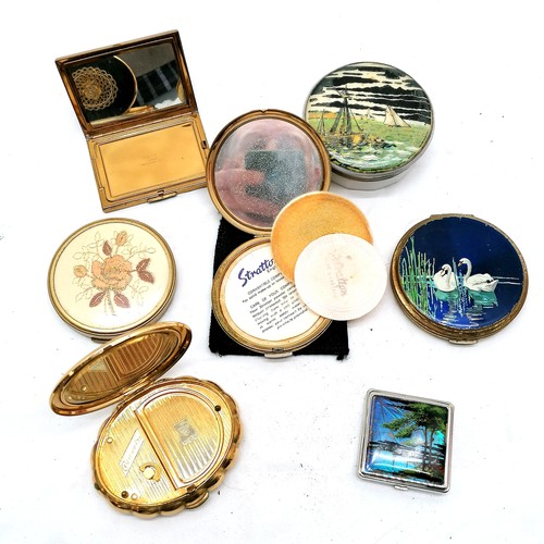 431 - A Collection of assorted compacts, to include Stratton, Vogue and a Kigu musical compact (needs atte... 