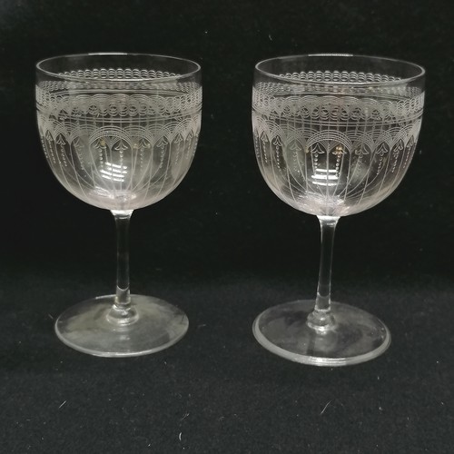 514 - 9 antique acid etched wine glasses 11cm high - No obvious damage