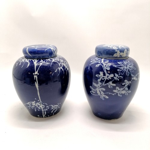 23 - Pair of antique Oriental blue and white ginger jars with inner lids (1 A/F) 21cm high - jars with no... 