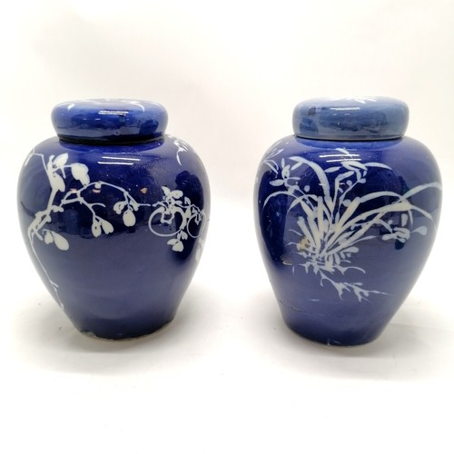 23 - Pair of antique Oriental blue and white ginger jars with inner lids (1 A/F) 21cm high - jars with no... 