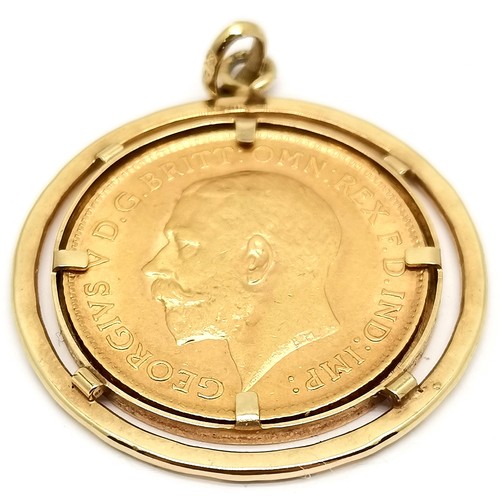 676 - 1914 George V half sovereign in a 9ct hallmarked gold pendant mount - total weight 5.7g