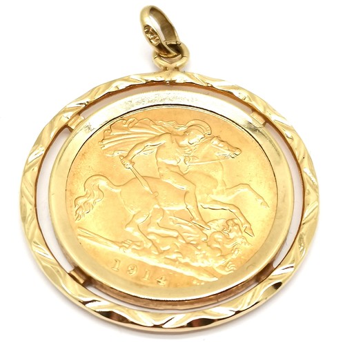 676 - 1914 George V half sovereign in a 9ct hallmarked gold pendant mount - total weight 5.7g