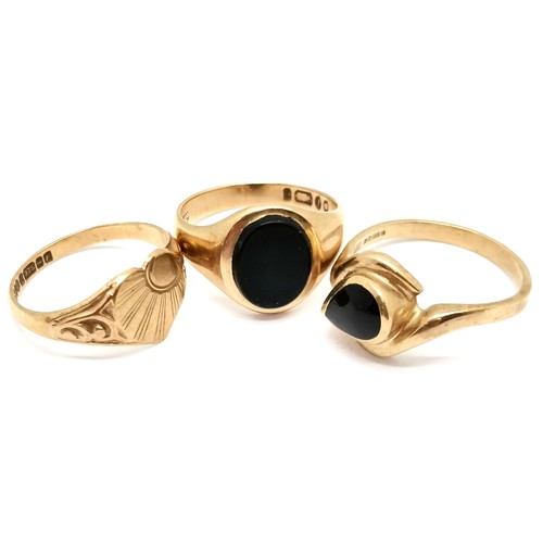 677 - 3 x 9ct gold rings inc 2 set with onyx (inc signet) t/w 9ct gold camel charm - 9.7g total weight