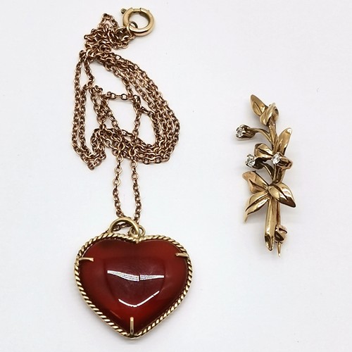 687 - 9ct gold cornelian heart pendant on 44cm gold chain t/w 9ct hallmarked gold white stone set brooch (... 