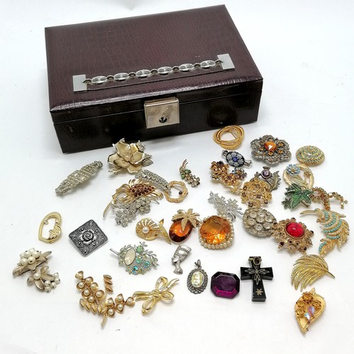 690 - Mock crocodile leather jewellery box containing costume brooches, necklaces, antique glass cross (a/... 