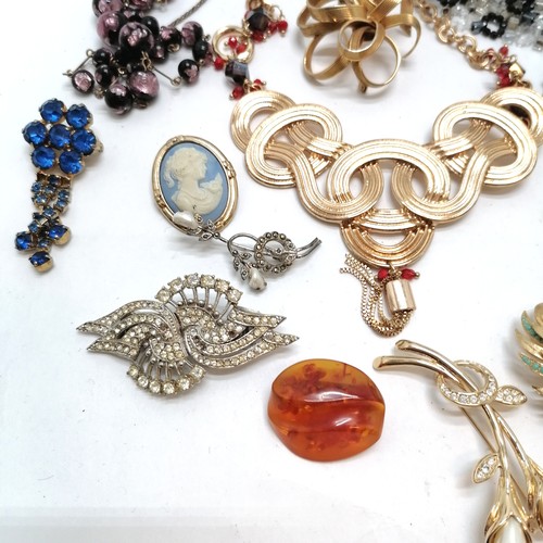 694 - Grosse brooch, 2 silver necklaces (1 with pendant), leather canada goose brooch, foil beads etc t/w ... 