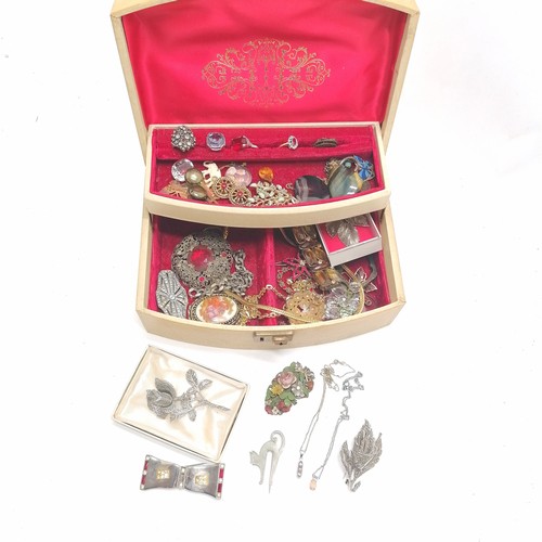 Vintage cream jewellery box with contents inc 2 silver necklaces with