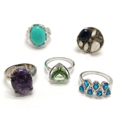 819 - 5 x silver stone set rings inc green triangular stone, interesting cluster with labradorite etc - to... 