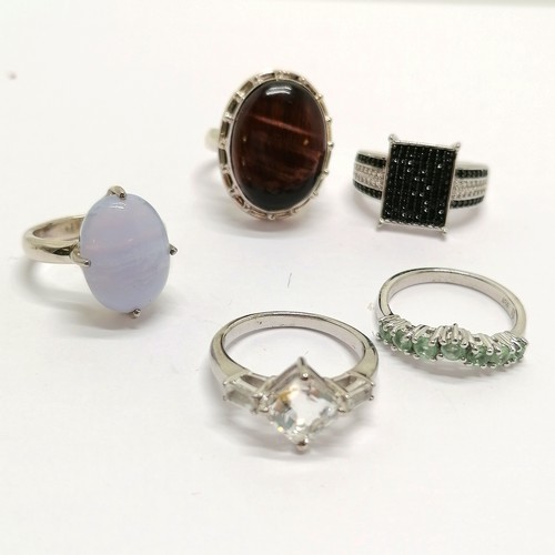 820 - 5 x silver stone set rings inc black pave set etc - total weight 26.8g