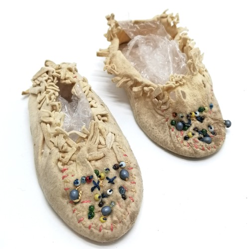 165 - Pair of child's north American Indian chamois leather beaded moccasins 15cm long