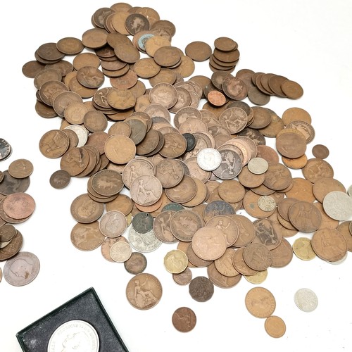 300 - A collection of mainly GB assorted coins, lots of pennies, farthings, half penny's t/w 1951 five shi... 