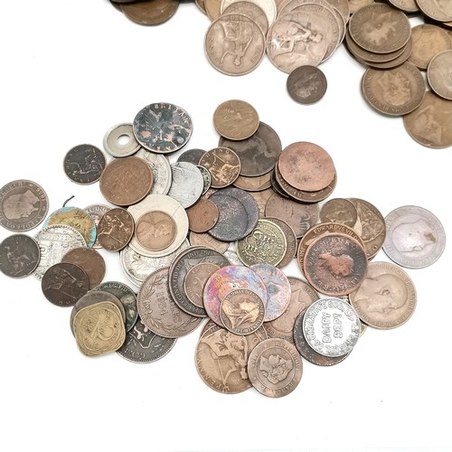 300 - A collection of mainly GB assorted coins, lots of pennies, farthings, half penny's t/w 1951 five shi... 