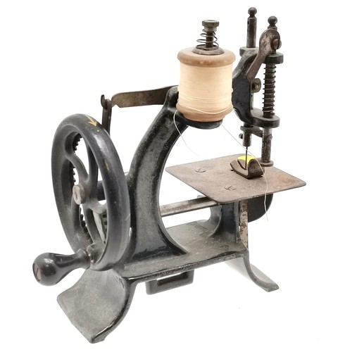 302 - Child's miniature cast iron sewing machine 16.5 cm in height, 15 cm in length, good working order.