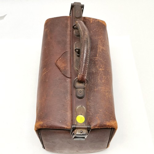 312 - An Antique leather Gladstone bag, with key, 33 cm in length, 22 cm in height, slight scuffing on cor... 