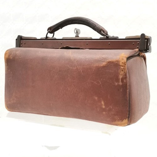 312 - An Antique leather Gladstone bag, with key, 33 cm in length, 22 cm in height, slight scuffing on cor... 