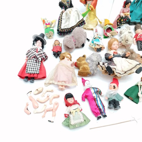 415 - Collection of world dolls t/w vintage cat toy (12cm) etc