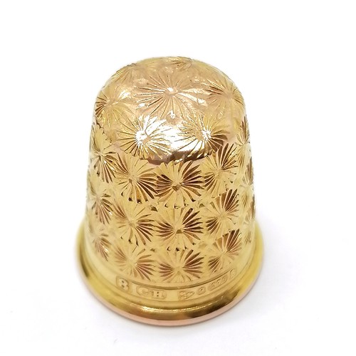 419 - 1927 9ct hallmarked gold Charles Horner thimble size 8 (3.4g) in original Geo. Skeggs Kingsland reta... 