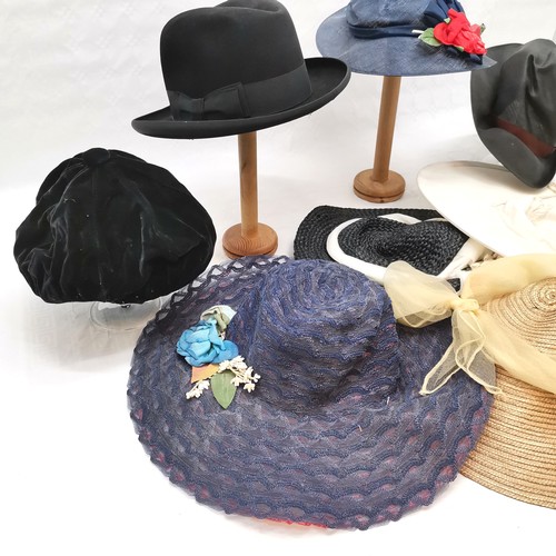 499 - Collection of assorted vintage hats.