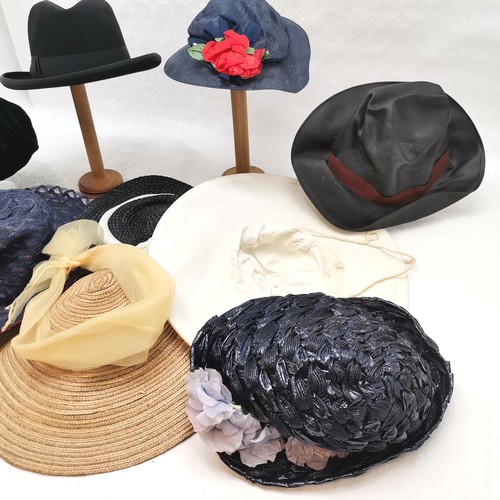 499 - Collection of assorted vintage hats.