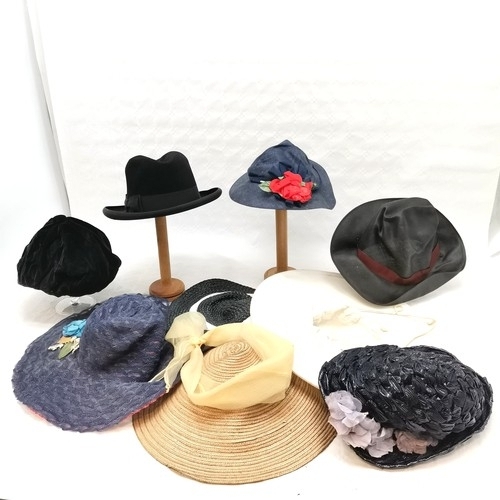 499 - Collection of assorted vintage hats.