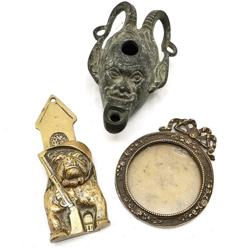 502 - A Novelty brass door knocker depicting a Sentry bulldog outside his kennel 11.5 cm high x 4 cm wide,... 