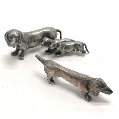 535 - 1  silvered metal dachshund knife rest (8.5cm) t/w group of 3 soft metal sausage dog figurine (has g... 