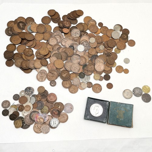 300 - A collection of mainly GB assorted coins, lots of pennies, farthings, half penny's t/w 1951 five shi... 