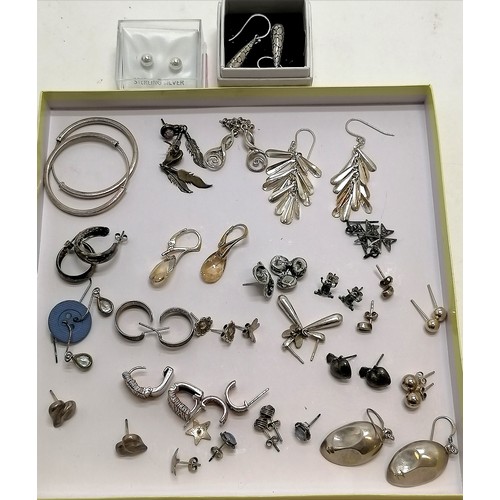 814 - 27 x pairs of silver earrings (some unmarked) inc frogs, apples etc - total weight (inc 2 boxes) 91g... 