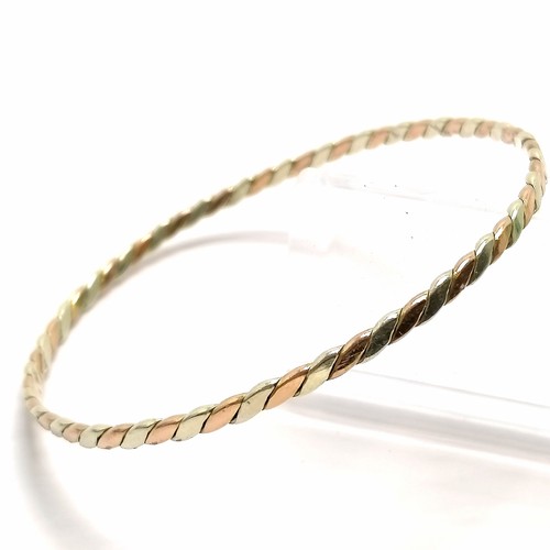 815 - 9ct hallmarked gold bi-colour bangle - 6.5cm internal diameter & 9.4g