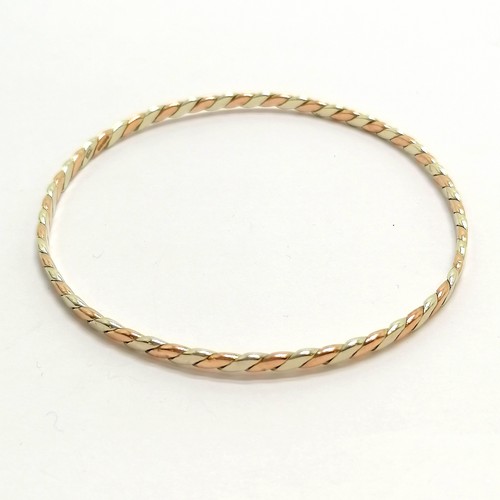 815 - 9ct hallmarked gold bi-colour bangle - 6.5cm internal diameter & 9.4g