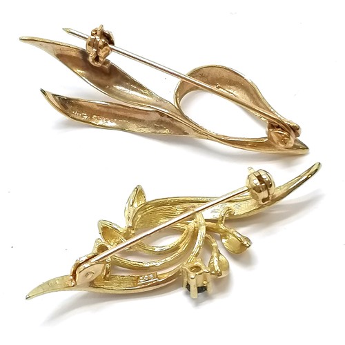 822 - 2 x 9ct marked gold brooches inc 1 set with blue stone - longest 3.5cm ~ 4.7g total weight