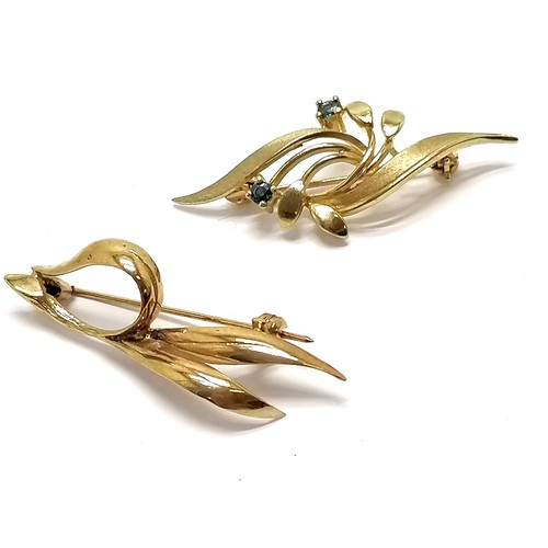 822 - 2 x 9ct marked gold brooches inc 1 set with blue stone - longest 3.5cm ~ 4.7g total weight