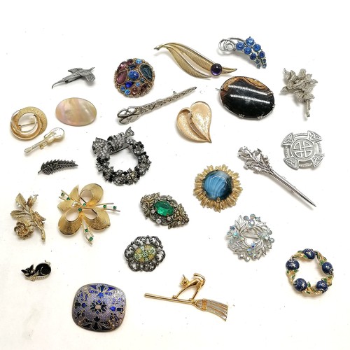 826 - Qty of costume brooches inc flying pheasant, unmarked silver agate panel (5cm), cat on a broomstick ... 