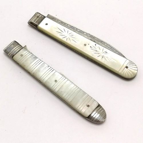 845 - 2 x antique matched fork / fruit knife with mother of pearl handles - fork 13.8cm long extended ~ kn... 