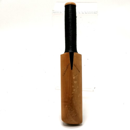 22 - Novelty clothes brush in the form of a cricket bat by G B Kent & Sons Regd # ?51667 - 24cm ~ has den... 