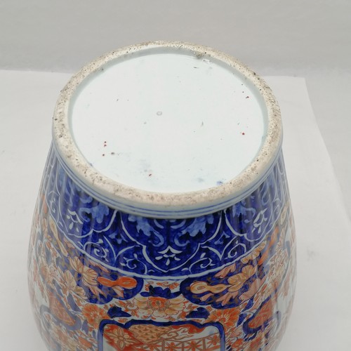 18 - Antique large scale Japanese Imari lidded vase with dog of fo detail to cover & profusely decorated.... 