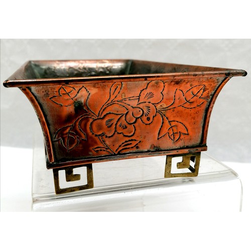 35 - Oriental copper bonsai tray on brass feet, 25 cm long, 14 cm wide, 8 cm deep.