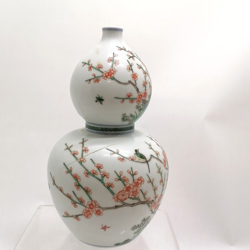 38 - Chinese porcelain double gourd vase with 6 character mark to base - 28cm high & has crack running th... 