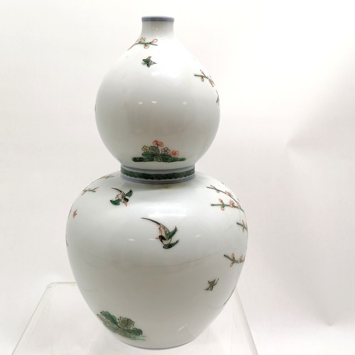 38 - Chinese porcelain double gourd vase with 6 character mark to base - 28cm high & has crack running th... 